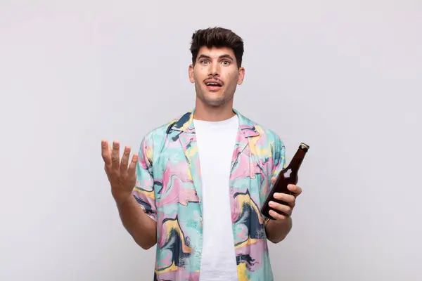 Jonge Man Met Een Biertje Die Zich Gelukkig Verrast Vrolijk — Stockfoto