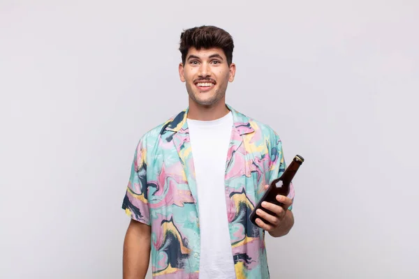 Joven Con Una Cerveza Que Feliz Gratamente Sorprendido Emocionado Con —  Fotos de Stock