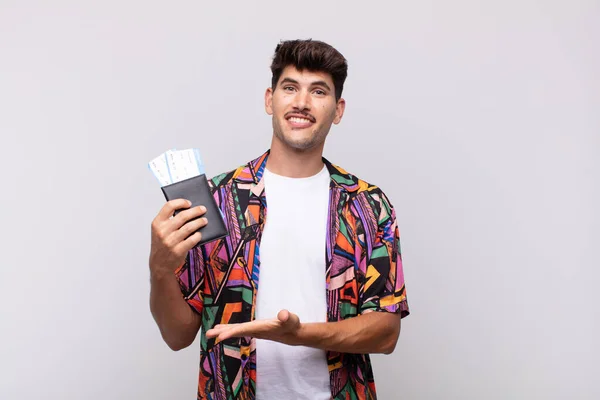 Jeune Touriste Avec Passeport Souriant Joyeusement Sentant Heureux Montrant Concept — Photo