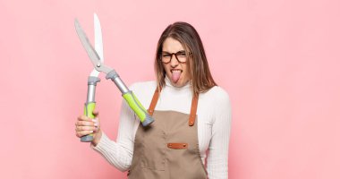 Genç sarışın kadın tiksinmiş ve rahatsız olmuş hissediyor. Dilini dışarı çıkarıyor. Çirkin ve iğrenç bir şeyden hoşlanmıyor.