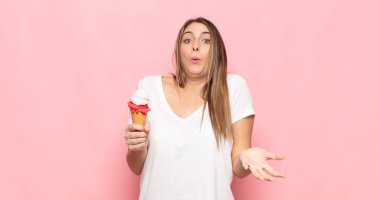 Genç sarışın kadın şok olmuş ve şaşırmış, endişeli ve paniklemiş hissediyor, stresli ve dehşete kapılmış bir bakışla