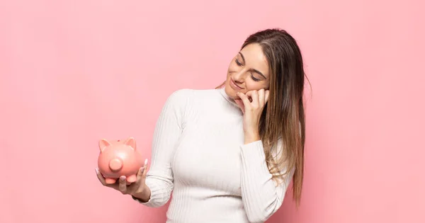 Jovem Loira Sorrindo Com Uma Expressão Feliz Confiante Com Mão — Fotografia de Stock