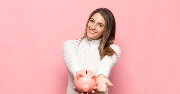 Joven Rubia Sonriendo Felizmente Con Mirada Amistosa Segura Positiva Ofreciendo — Foto de Stock