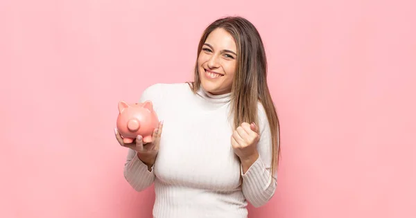 Giovane Donna Bionda Sente Scioccato Eccitato Felice Ridendo Celebrando Successo — Foto Stock