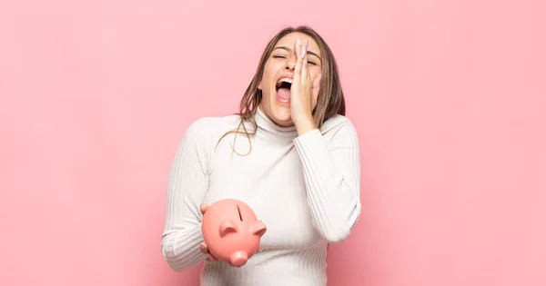 Jovem Loira Sentindo Feliz Animado Positivo Dando Grande Grito Com — Fotografia de Stock