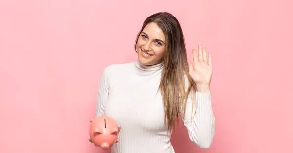 Joven Rubia Sonriendo Alegre Alegremente Saludándote Con Mano Dándote Bienvenida — Foto de Stock