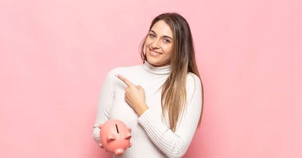 Jovem Loira Sorrindo Alegremente Sentindo Feliz Apontando Para Lado Para — Fotografia de Stock