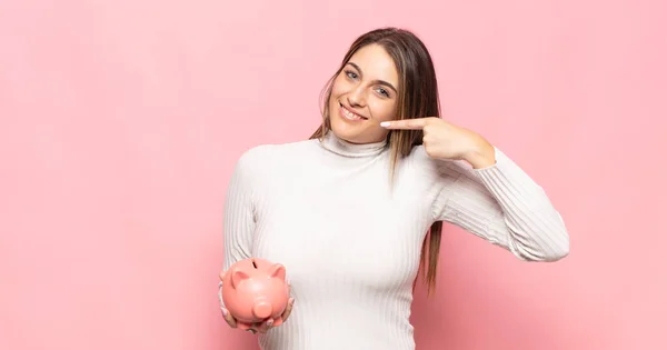 Jovem Mulher Loira Sorrindo Confiantemente Apontando Para Próprio Sorriso Largo — Fotografia de Stock