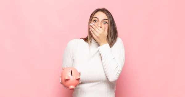 Jonge Blonde Vrouw Bedekken Mond Met Handen Met Een Geschokt — Stockfoto