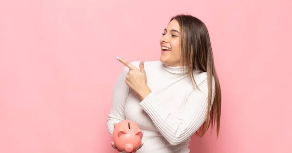 Jovem Loira Olhando Animado Surpreso Apontando Para Lado Para Cima — Fotografia de Stock