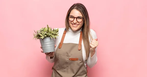 Giovane Donna Bionda Sente Scioccato Eccitato Felice Ridendo Celebrando Successo — Foto Stock