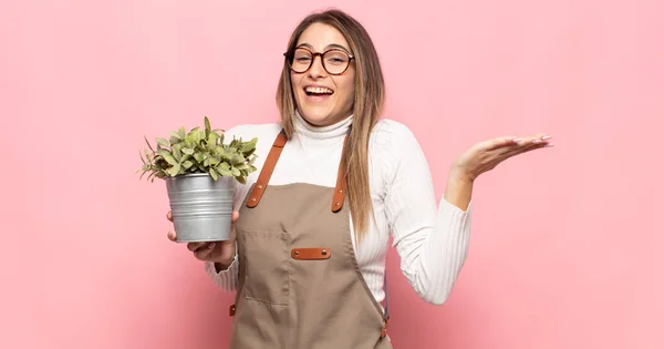 Jovem Loira Sentindo Feliz Animado Surpreso Chocado Sorrindo Surpreso Com — Fotografia de Stock