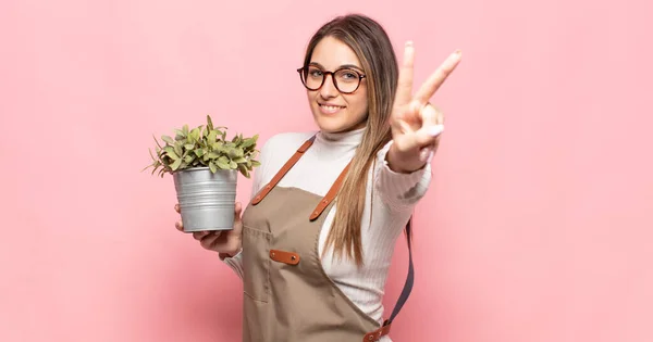 Jovem Loira Sorrindo Olhando Amigável Mostrando Número Dois Segundo Com — Fotografia de Stock