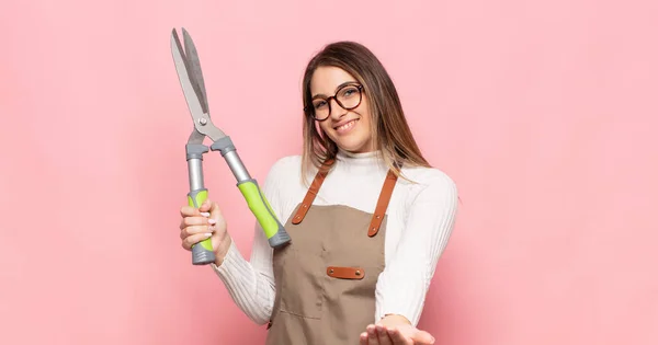 Joven Rubia Sonriendo Felizmente Con Mirada Amistosa Segura Positiva Ofreciendo — Foto de Stock