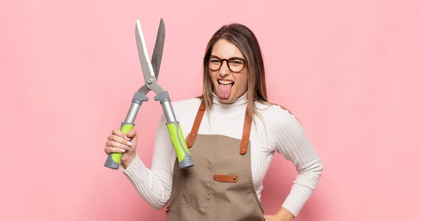 Jong Blond Vrouw Met Vrolijke Zorgeloos Rebelse Houding Grappen Steken — Stockfoto