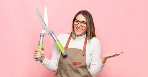 Ung Blond Kvinna Känner Sig Glad Förvånad Och Glad Ler — Stockfoto