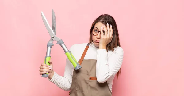 Jonge Blonde Vrouw Voelt Zich Verveeld Gefrustreerd Slaperig Een Vermoeiende — Stockfoto