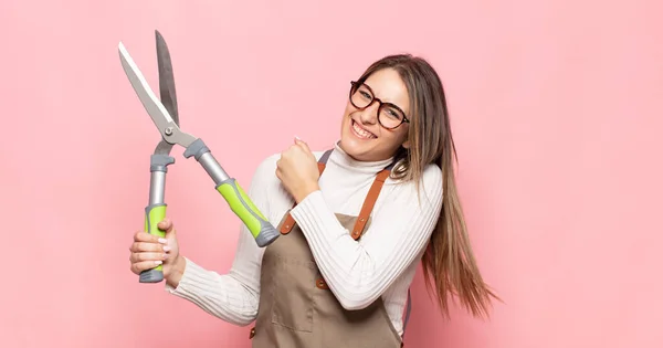 Joven Rubia Sintiéndose Feliz Positiva Exitosa Motivada Cuando Enfrenta Reto — Foto de Stock