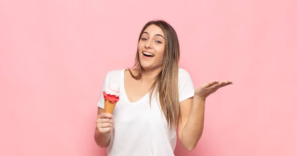 Ung Blond Kvinna Känner Sig Glad Upphetsad Överraskad Eller Chockad — Stockfoto