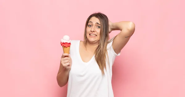 Ung Blond Kvinna Stressad Orolig Orolig Eller Rädd Med Händerna — Stockfoto