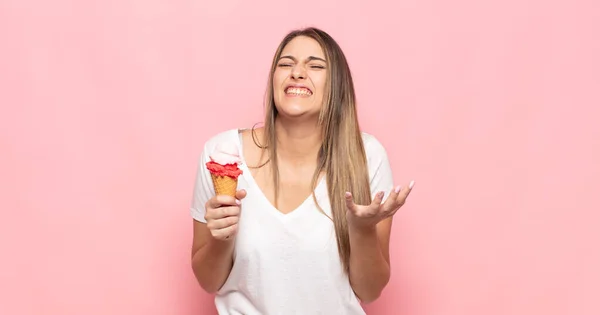 Joven Rubia Buscando Desesperada Frustrada Estresada Infeliz Molesta Gritando Gritando — Foto de Stock