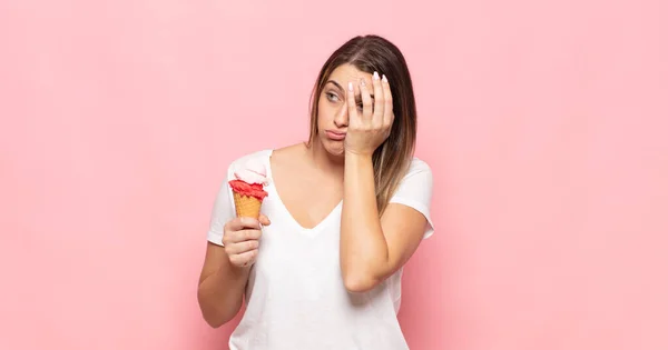 Ung Blond Kvinna Känner Sig Uttråkad Frustrerad Och Sömnig Efter — Stockfoto