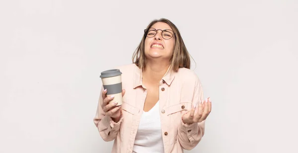 Joven Rubia Buscando Desesperada Frustrada Estresada Infeliz Molesta Gritando Gritando — Foto de Stock