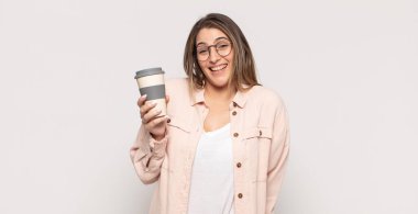 Genç sarışın kadın mutlu ve hoş bir şekilde şaşırmış görünüyor. Büyülenmiş ve şok olmuş bir ifadeyle heyecanlanıyor.