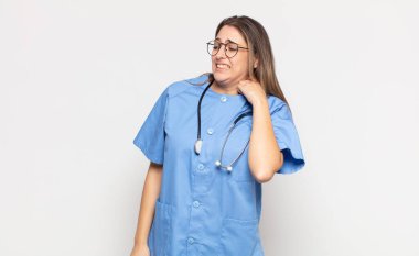 Genç sarışın kadın kendini stresli, endişeli, yorgun ve hayal kırıklığına uğramış hissediyor.