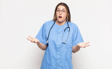 Genç sarışın kadın şok olmuş ve şaşırmış, endişeli ve paniklemiş hissediyor, stresli ve dehşete kapılmış bir bakışla