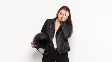 Genç sarışın kadın, yorgun, sıkıcı ve sıkıcı bir işin ardından sıkılmış, hayal kırıklığına uğramış ve uykulu hissediyor.