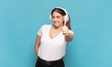 Genç sarışın kadın gururlu, kaygısız, kendinden emin ve mutlu, olumlu gülümsüyor.