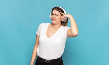 Genç sarışın kadın şaşkın ve şaşkın hissediyor. Deli, deli ya da aklını kaçırmış olduğunu gösteriyor.