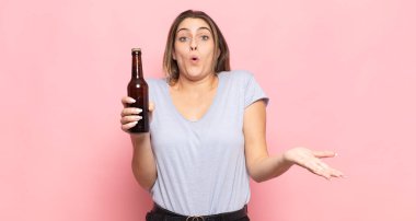 Genç sarışın kadın ağzı açık ve şaşırmış, şok olmuş ve hayrete düşmüş inanılmaz bir sürprizle