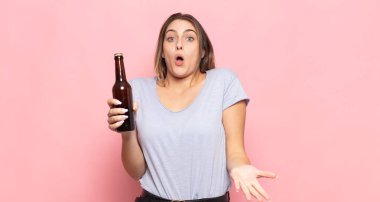 Genç sarışın kadın şok olmuş ve şaşırmış, endişeli ve paniklemiş hissediyor, stresli ve dehşete kapılmış bir bakışla