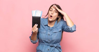 Genç sarışın kadın mutlu, şaşkın ve şaşırmış görünüyor, gülümsüyor ve inanılmaz ve inanılmaz iyi haberleri fark ediyor.