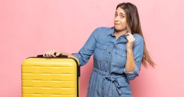 Genç sarışın kadın kibirli, başarılı, pozitif ve gururlu görünüyor.