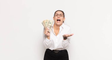 Genç sarışın kadın umutsuz ve sinirli görünüyor, stresli, mutsuz ve sinirli, bağırıyor ve çığlık atıyor.