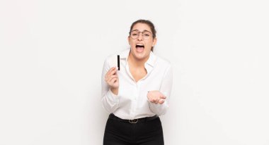 Genç sarışın kadın umutsuz ve sinirli görünüyor, stresli, mutsuz ve sinirli, bağırıyor ve çığlık atıyor.