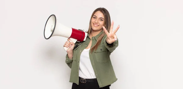 Ung Blond Kvinna Ler Och Ser Vänlig Visar Nummer Tre — Stockfoto