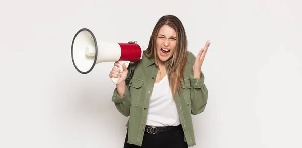 Jonge Blonde Vrouw Schreeuwen Met Handen Omhoog Lucht Het Gevoel — Stockfoto