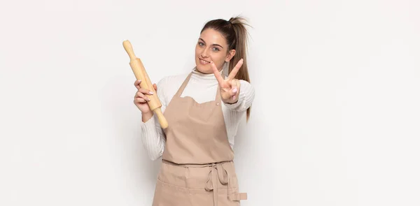 Ung Blond Kvinna Ler Och Ser Glad Bekymmerslös Och Positiv — Stockfoto