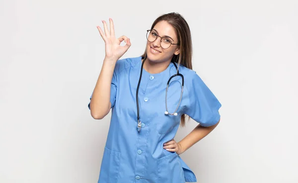 Junge Blonde Frau Fühlt Sich Glücklich Entspannt Und Zufrieden Zeigt — Stockfoto