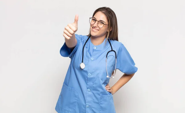 Jong Blond Vrouw Gevoel Trots Zorgeloos Zelfverzekerd Gelukkig Positief Glimlachen — Stockfoto