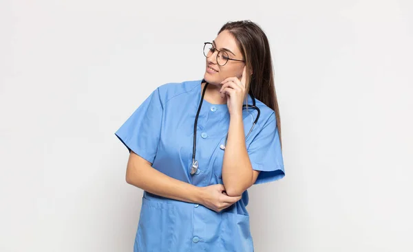 Jonge Blonde Vrouw Glimlachen Met Een Gelukkige Zelfverzekerde Uitdrukking Met — Stockfoto