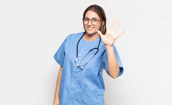 Junge Blonde Frau Lächelt Und Sieht Freundlich Aus Zeigt Nummer — Stockfoto