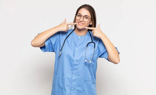 Jonge Blonde Vrouw Glimlachen Zelfverzekerd Wijzen Naar Eigen Brede Glimlach — Stockfoto