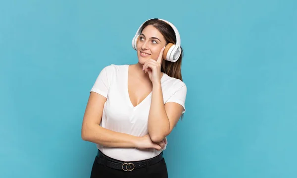 Joven Rubia Sonriendo Feliz Soñando Despierto Dudando Mirando Lado — Foto de Stock