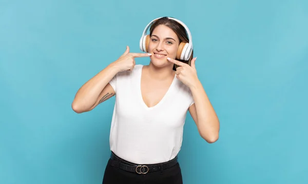 Joven Mujer Rubia Sonriendo Con Confianza Apuntando Propia Amplia Sonrisa — Foto de Stock