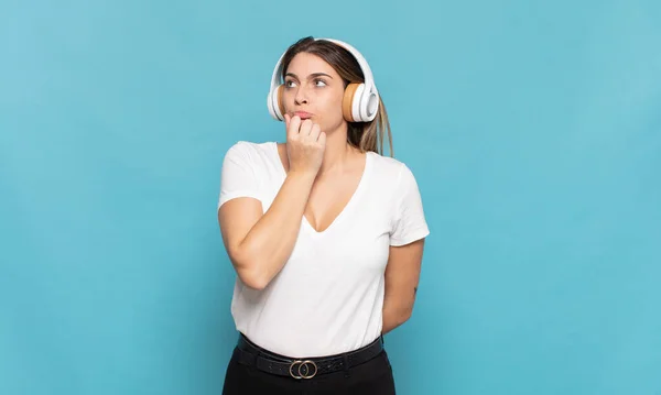 Jonge Blonde Vrouw Denken Gevoel Twijfelachtig Verward Met Verschillende Opties — Stockfoto